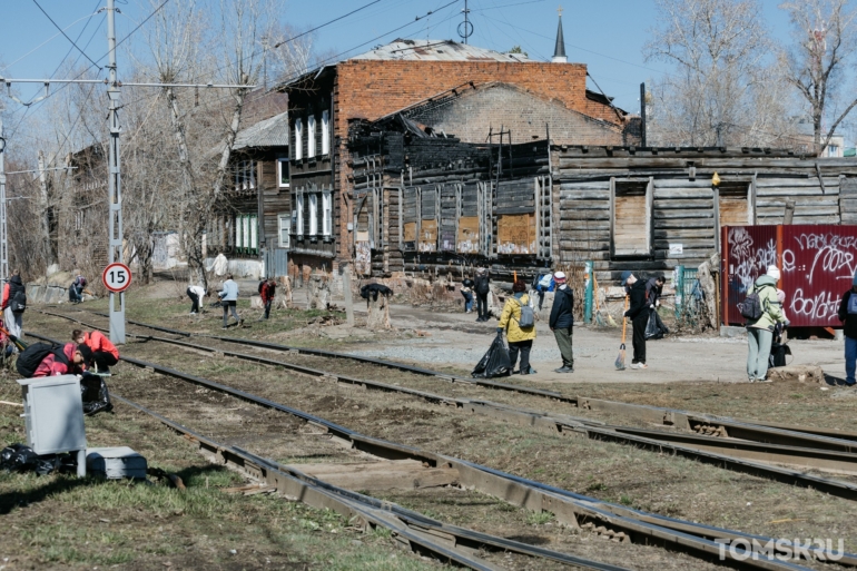 Томичи разгребли огромные завалы мусора на общегородском субботнике. Фоторепортаж