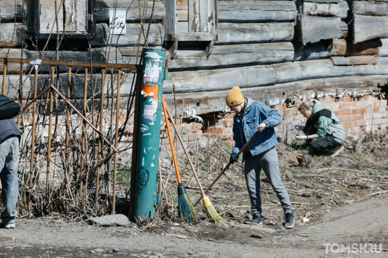 Томичи разгребли огромные завалы мусора на общегородском субботнике. Фоторепортаж