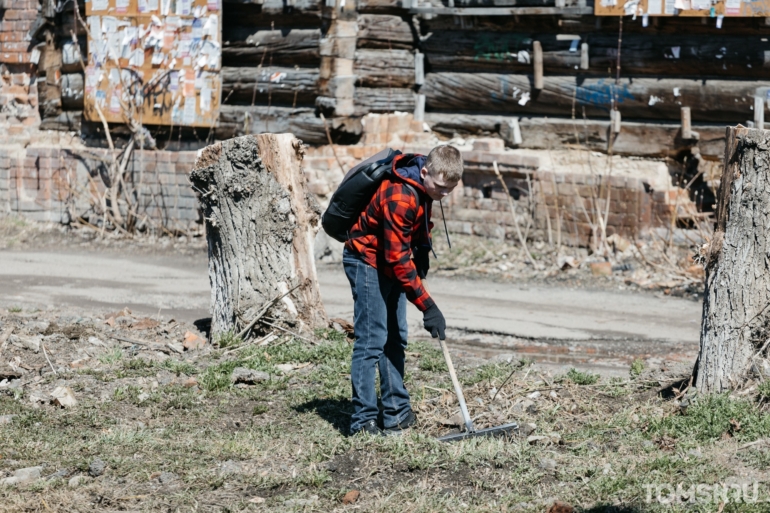 Томичи разгребли огромные завалы мусора на общегородском субботнике. Фоторепортаж