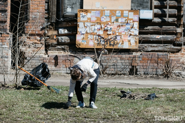 Томичи разгребли огромные завалы мусора на общегородском субботнике. Фоторепортаж