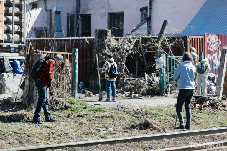 Томичи разгребли огромные завалы мусора на общегородском субботнике. Фоторепортаж