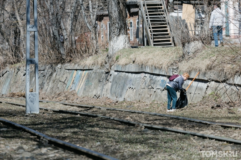 Томичи разгребли огромные завалы мусора на общегородском субботнике. Фоторепортаж