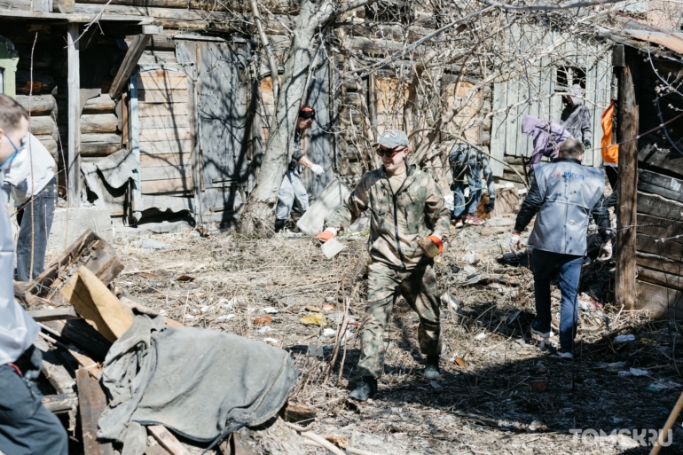 Томичи разгребли огромные завалы мусора на общегородском субботнике. Фоторепортаж