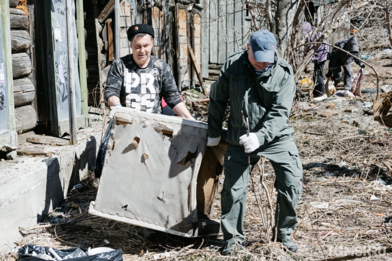 Томичи разгребли огромные завалы мусора на общегородском субботнике. Фоторепортаж