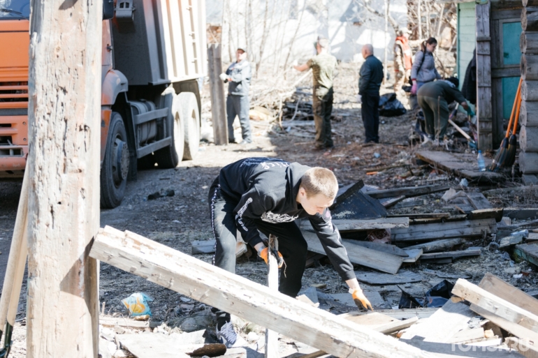 Томичи разгребли огромные завалы мусора на общегородском субботнике. Фоторепортаж