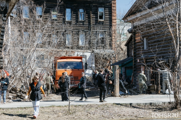 Томичи разгребли огромные завалы мусора на общегородском субботнике. Фоторепортаж