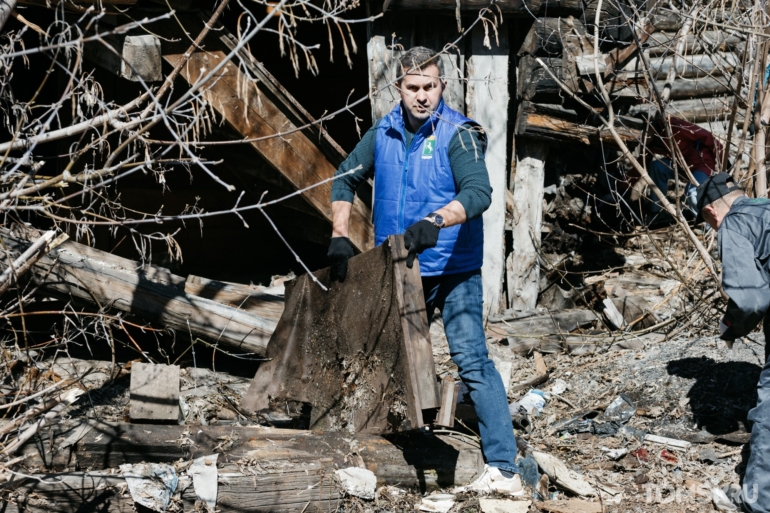 Томичи разгребли огромные завалы мусора на общегородском субботнике. Фоторепортаж