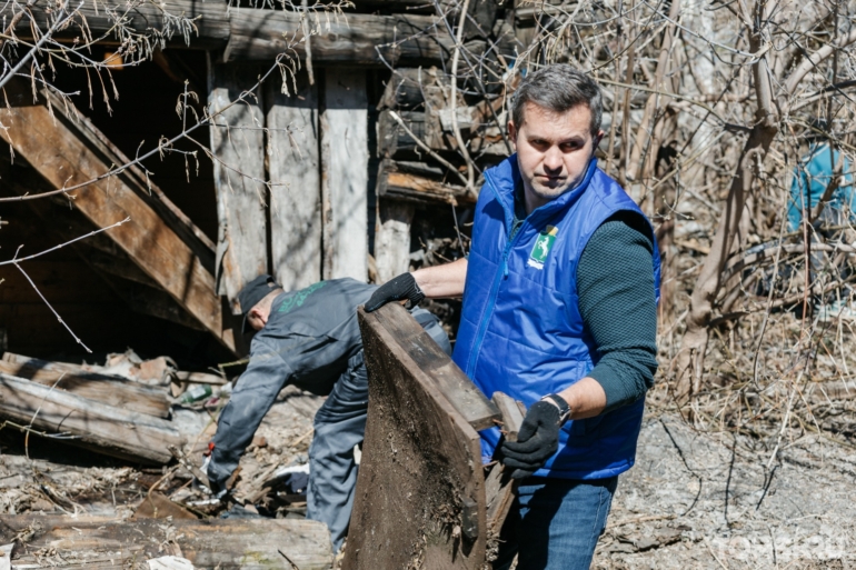 Томичи разгребли огромные завалы мусора на общегородском субботнике. Фоторепортаж