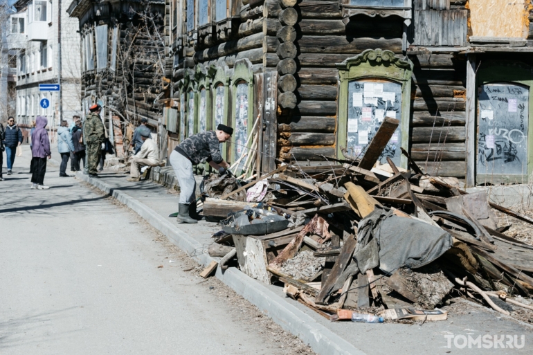 Томичи разгребли огромные завалы мусора на общегородском субботнике. Фоторепортаж