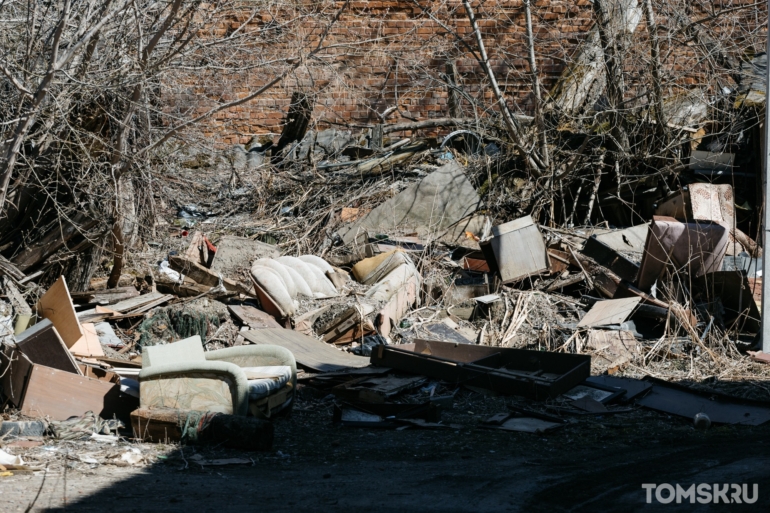 Томичи разгребли огромные завалы мусора на общегородском субботнике. Фоторепортаж
