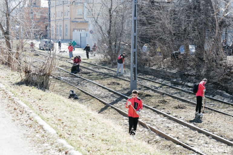 Томичи разгребли огромные завалы мусора на общегородском субботнике. Фоторепортаж