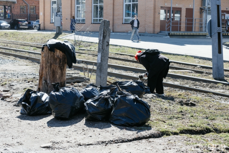 Томичи разгребли огромные завалы мусора на общегородском субботнике. Фоторепортаж
