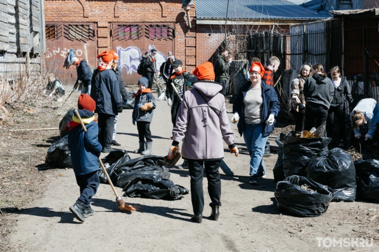 Томичи разгребли огромные завалы мусора на общегородском субботнике. Фоторепортаж