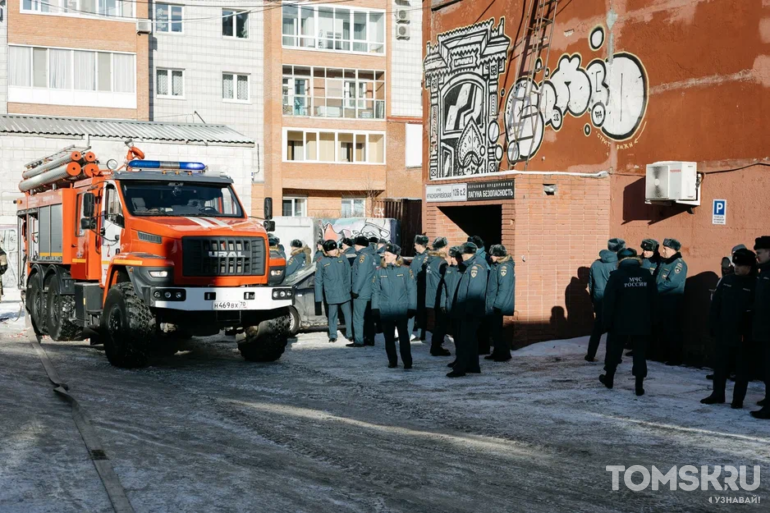 Спасатели потушили условный пожар в томском Дворце спорта. Фотографии