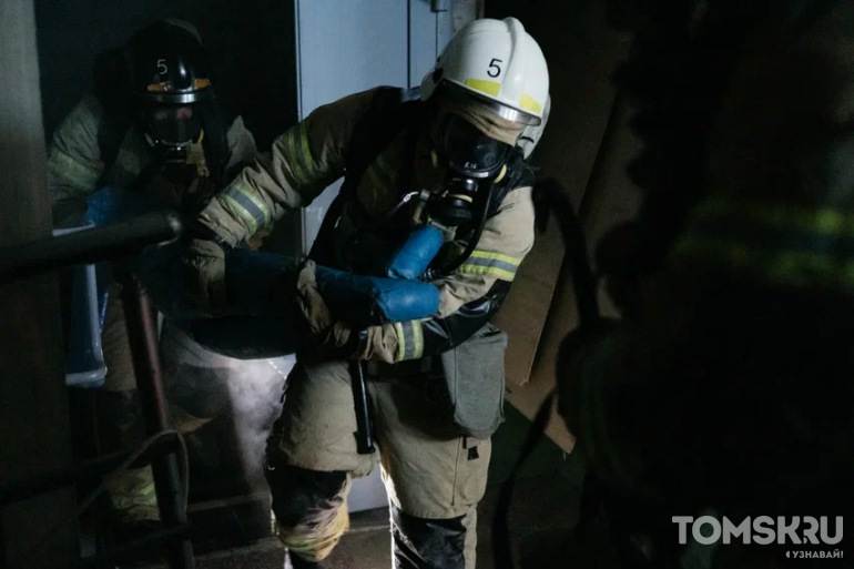 Спасатели потушили условный пожар в томском Дворце спорта. Фотографии