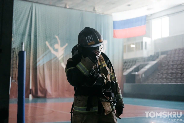 Спасатели потушили условный пожар в томском Дворце спорта. Фотографии