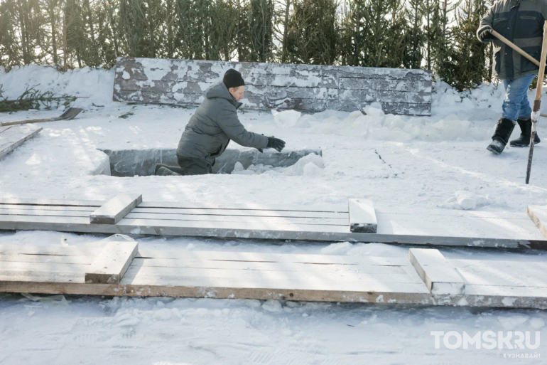 Как проходит подготовка к крещенским купаниям в Томске. Фоторепортаж