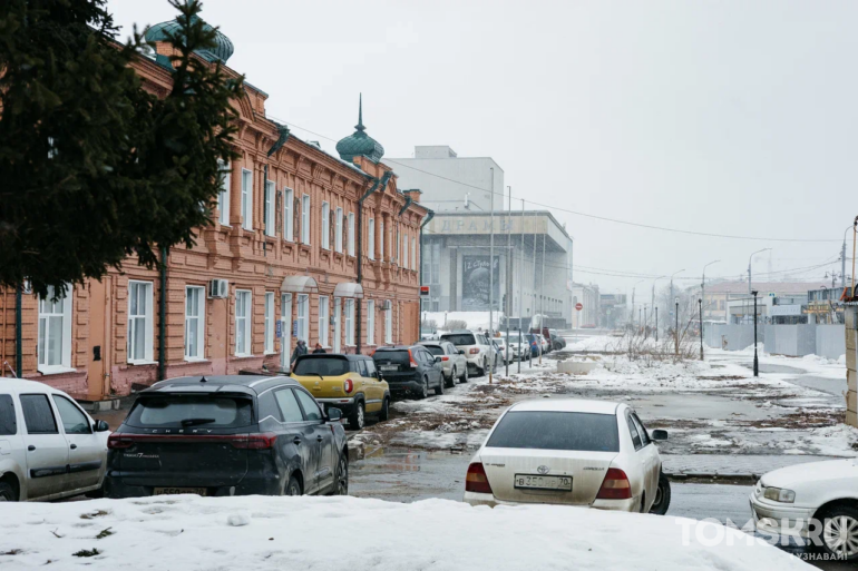 Аллею на площади Ленина вырубили в Томске. Там высадят новые деревья