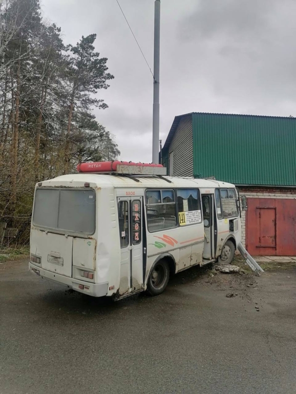 В Томске маршрутка врезалась в гараж, пострадала пенсионерка