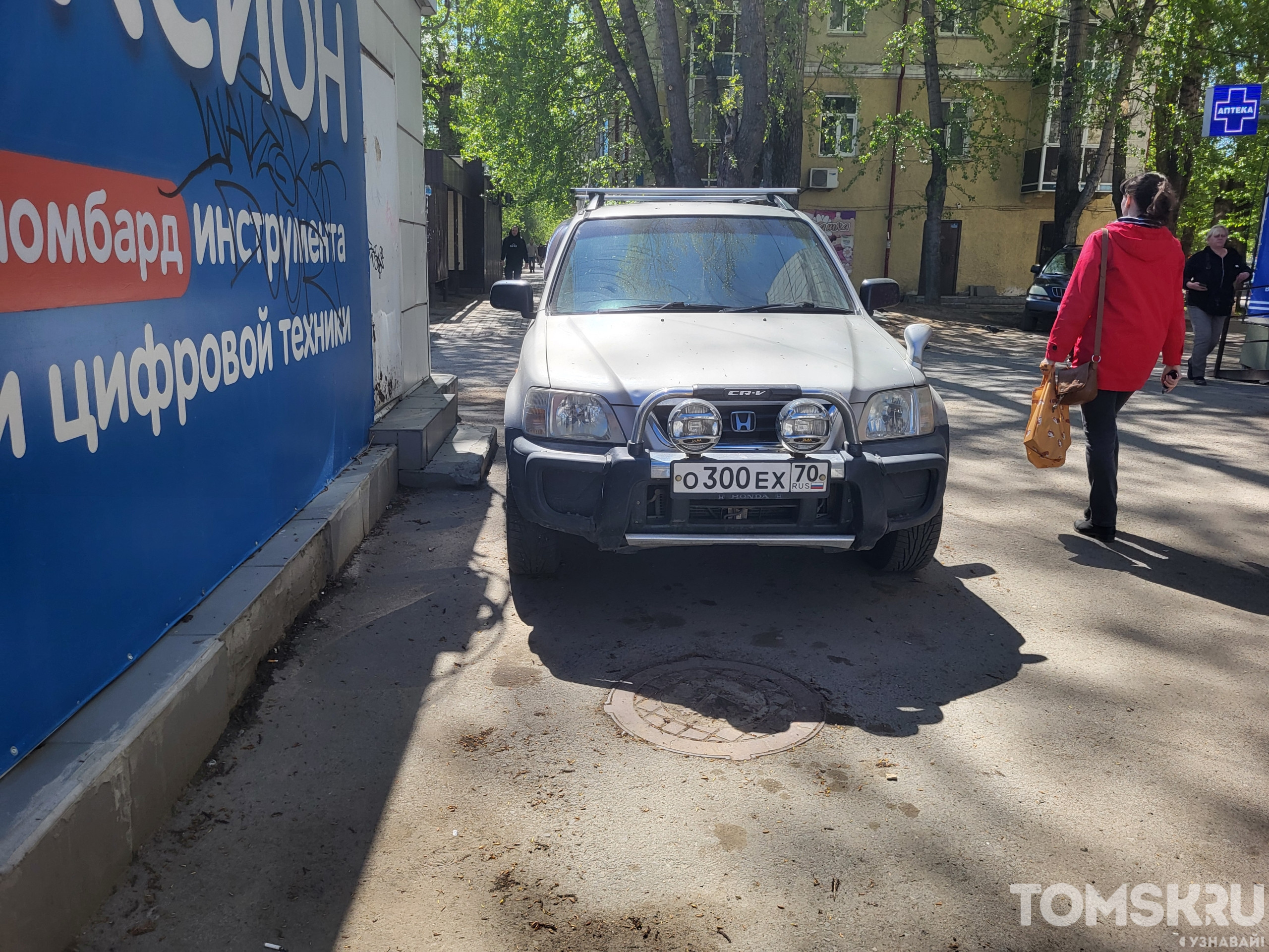 Мастера томской парковки: еще больше героев газона или преграды на пути