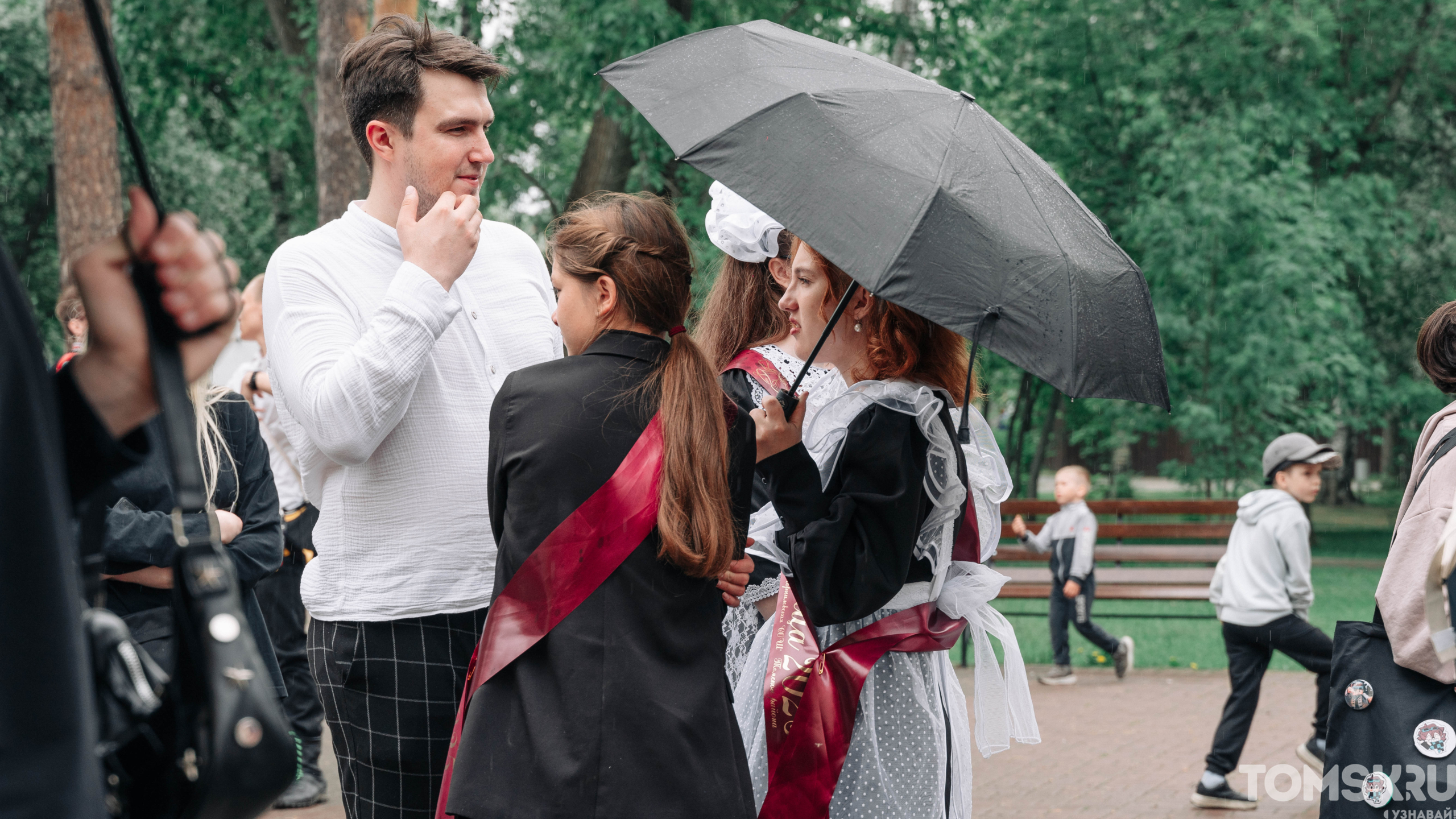 «Во взрослую жизнь»: как томские выпускники провели последний звонок