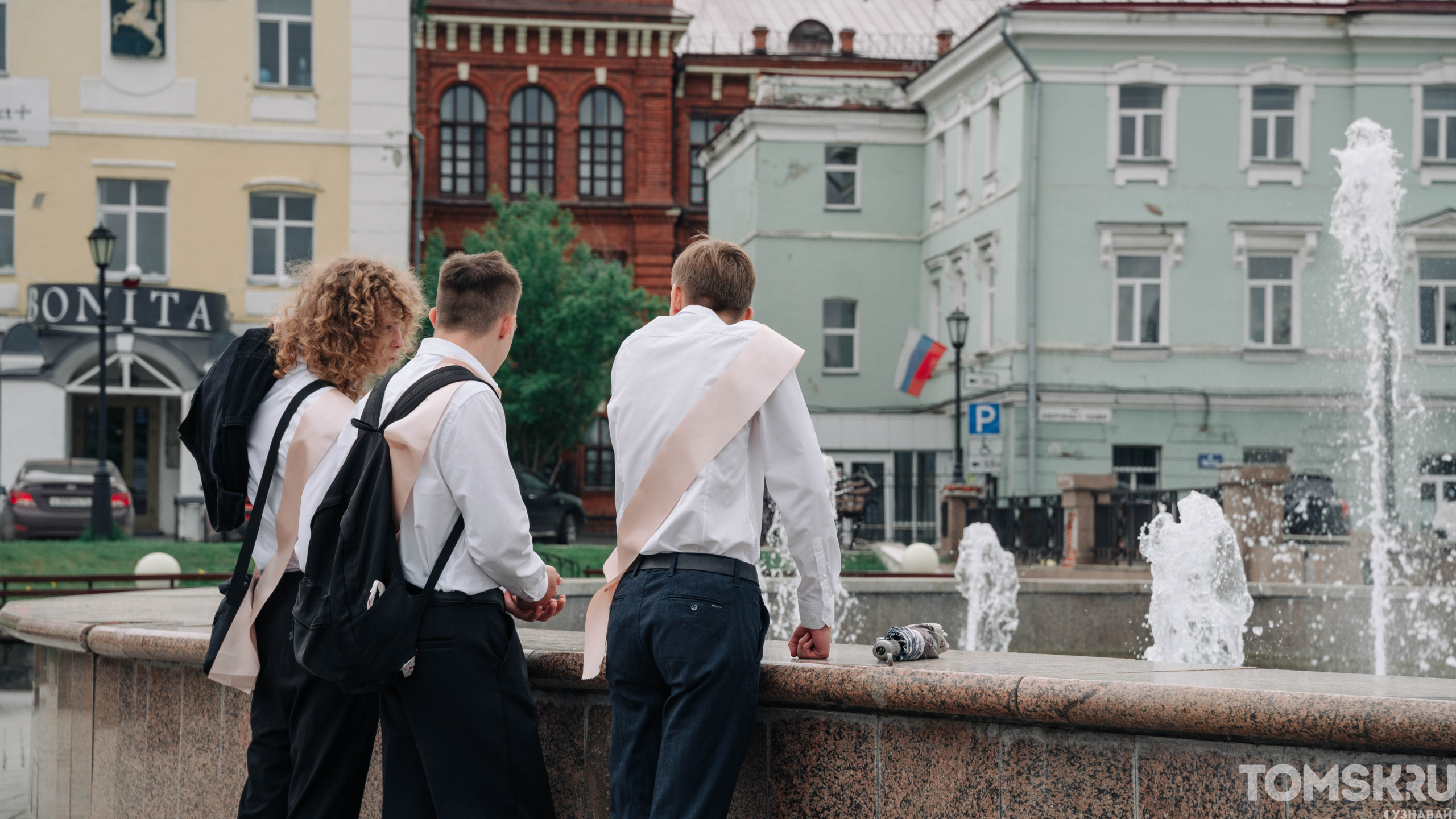 «Во взрослую жизнь»: как томские выпускники провели последний звонок
