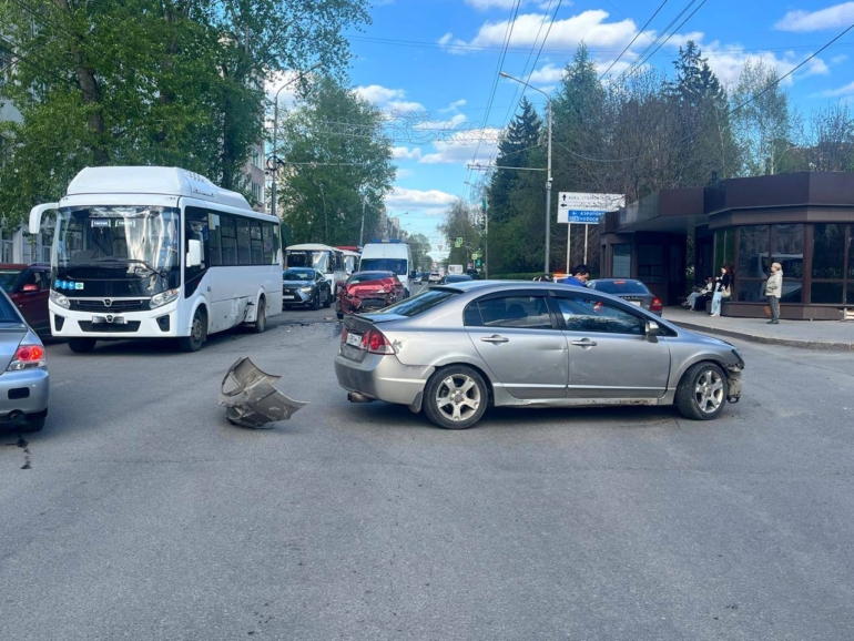 В Томске произошло тройное ДТП, травмирована женщина