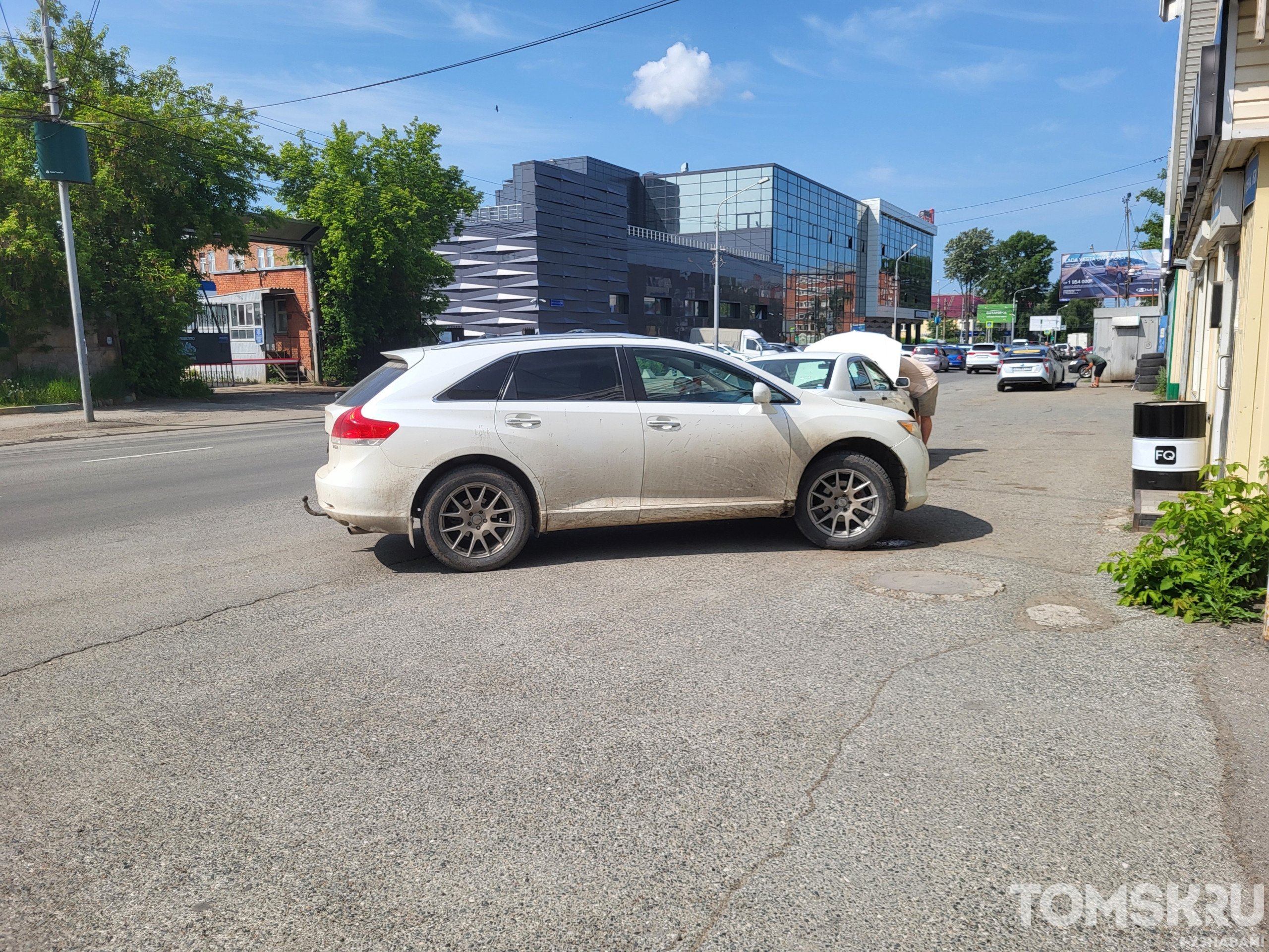 Мастера томской парковки: прятки в кустах или заступ за линию