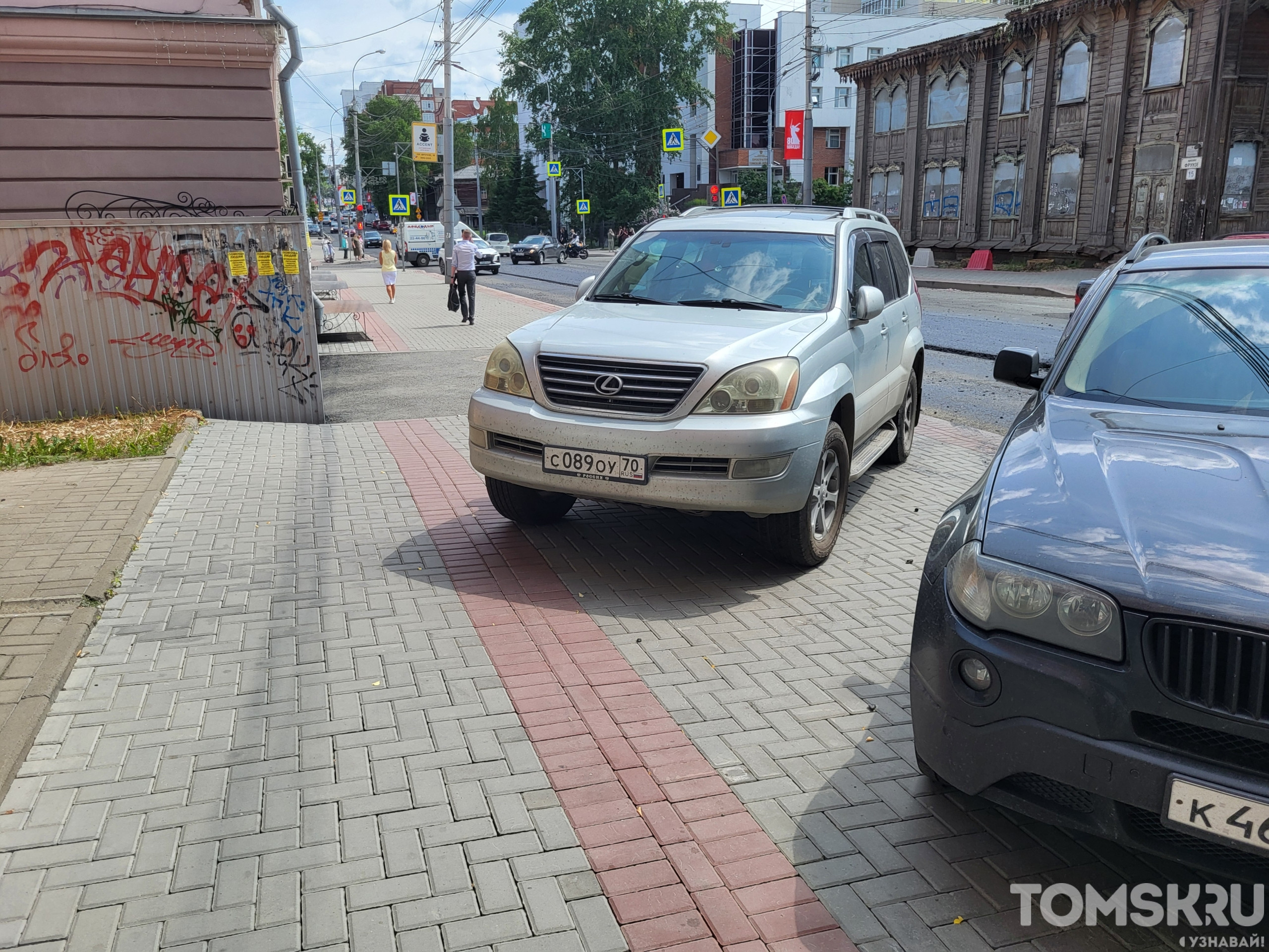 Мастера томской парковки: прятки в кустах или заступ за линию