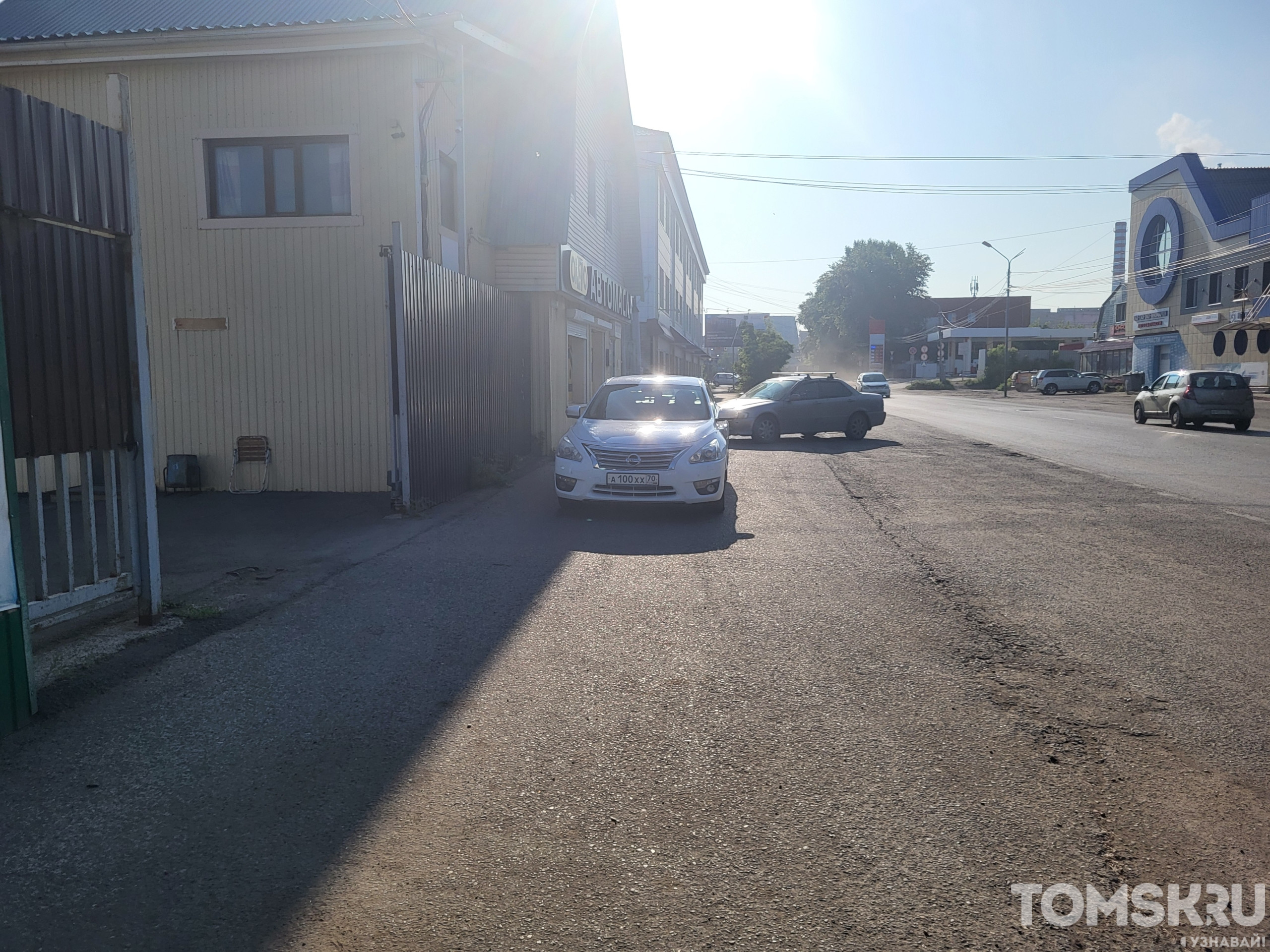 Мастера томской парковки: необычный автобус и перекрытый шлагбаум