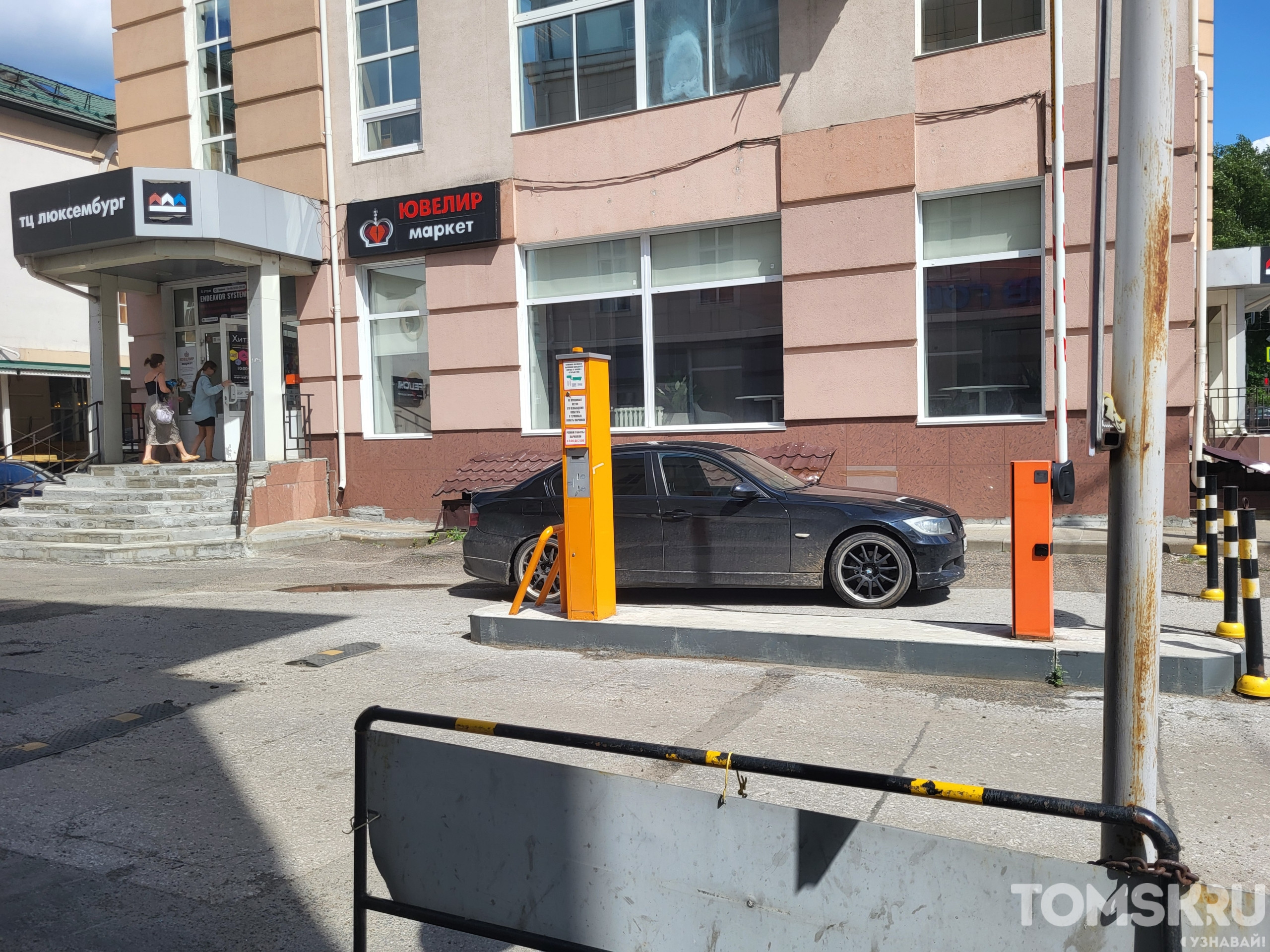 Мастера томской парковки: новые короли тротуара или странные локации