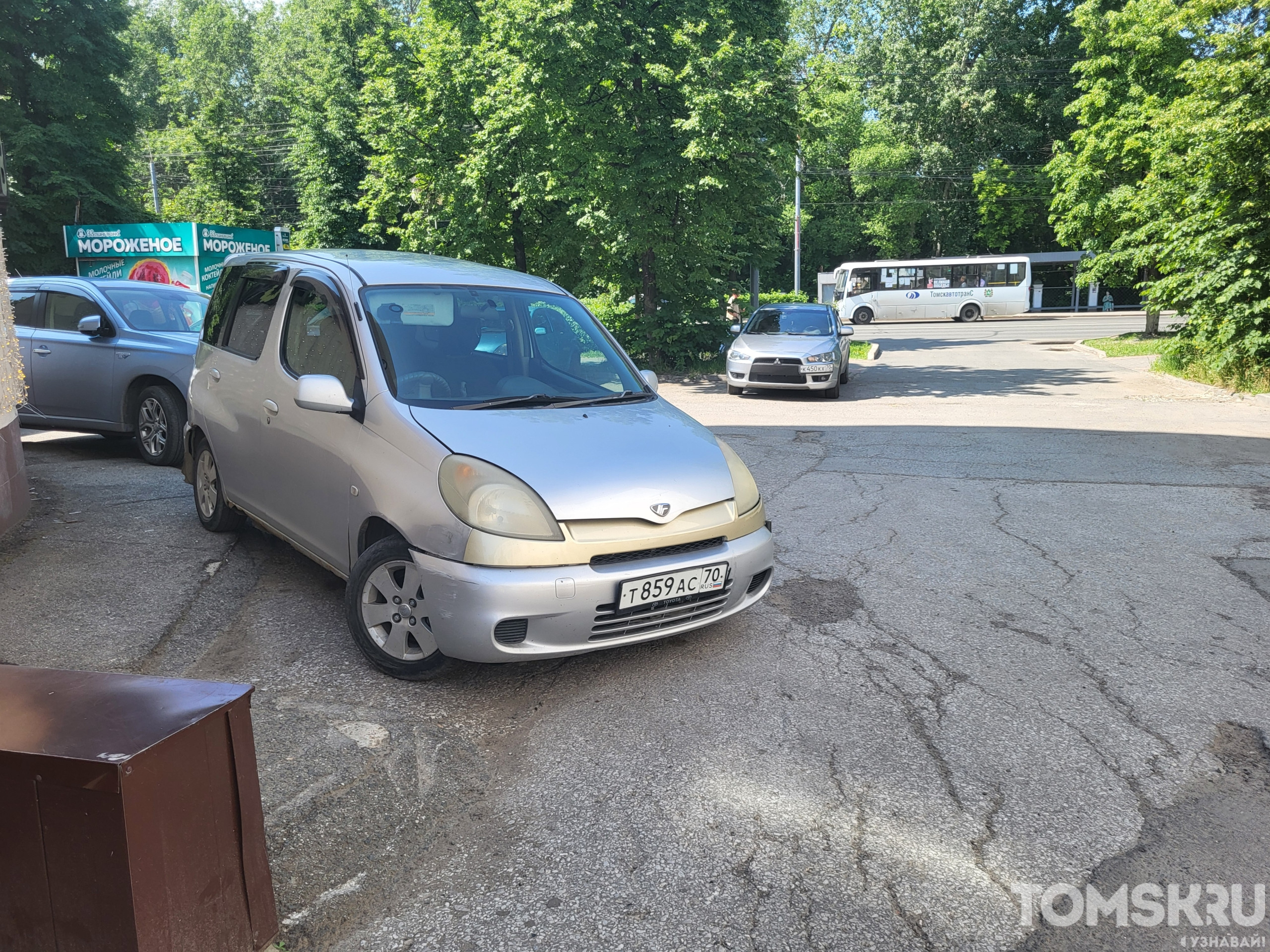 Мастера томской парковки: необычный автобус и перекрытый шлагбаум