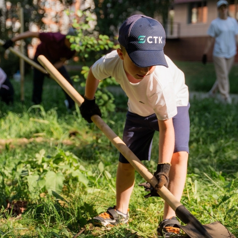 75 яблонь в честь 15-летия СТК: «украшаем город и смотрим в будущее»