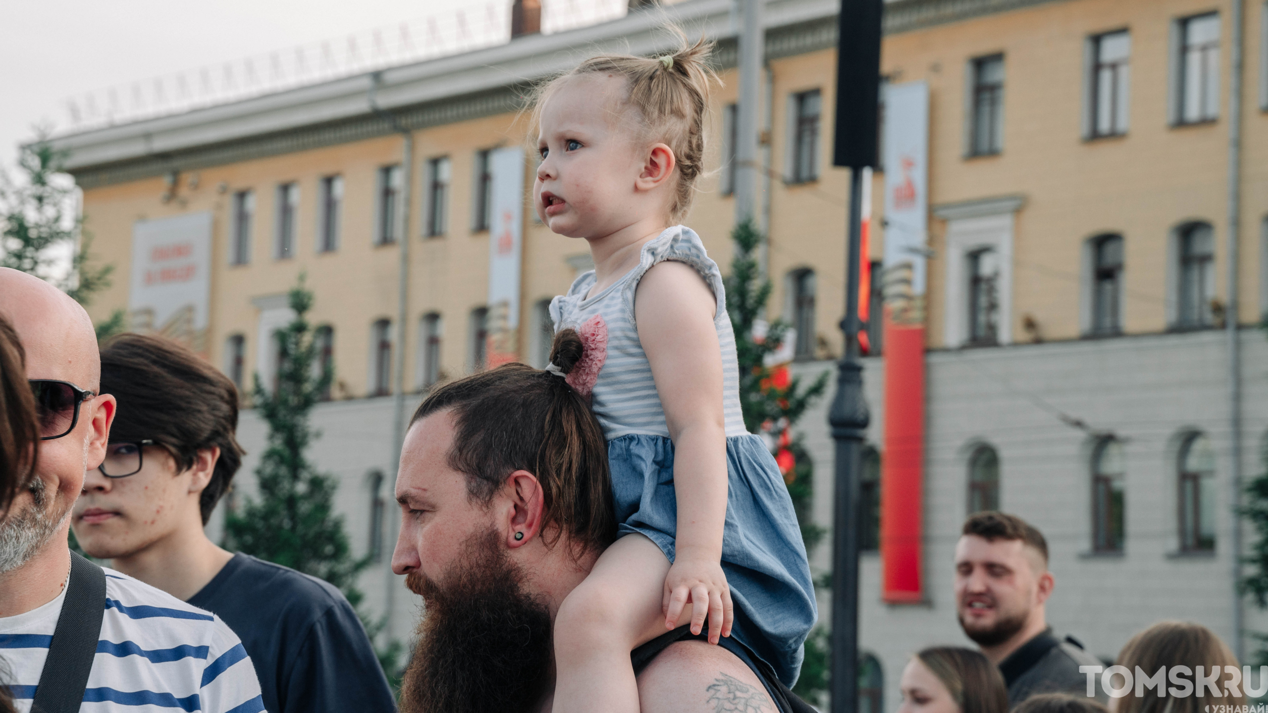 Лето, отдых и концерт: вечерний фоторепортаж со Дня города Томска