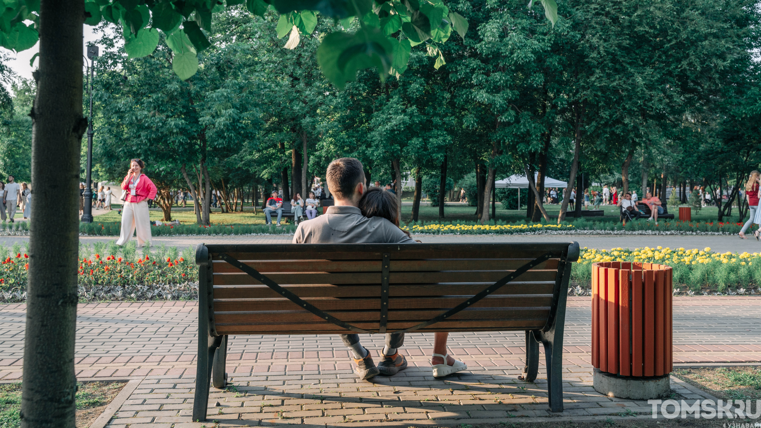Лето, отдых и концерт: вечерний фоторепортаж со Дня города Томска