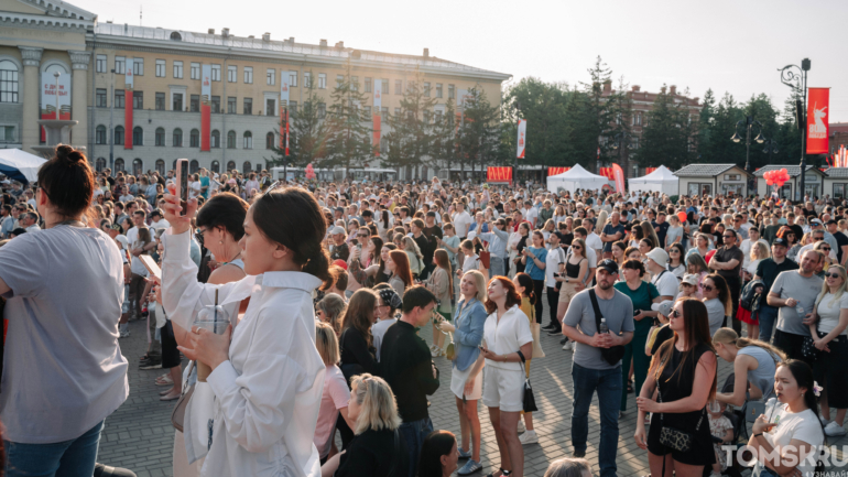 Лето, отдых и концерт: вечерний фоторепортаж со Дня города Томска