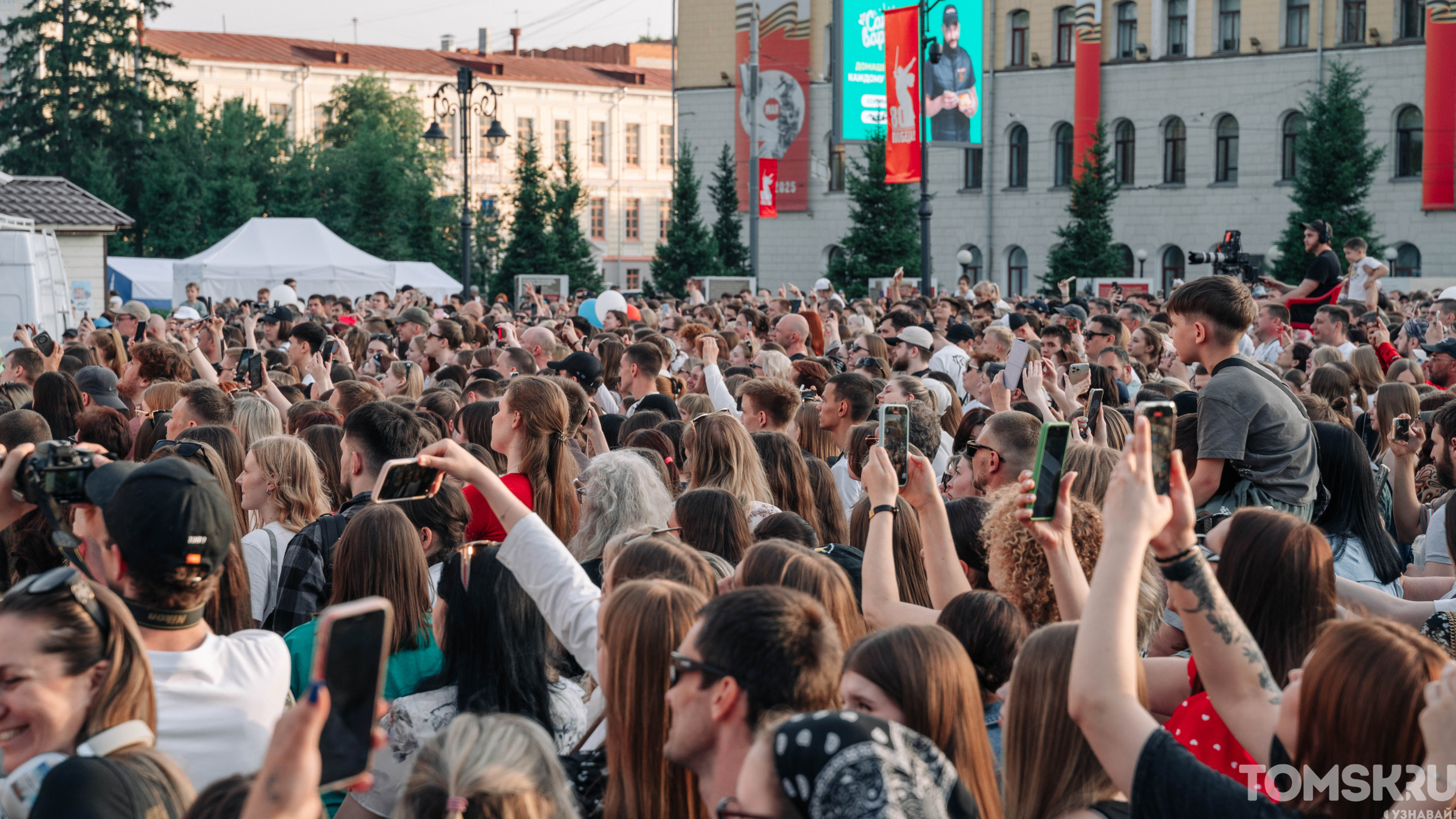 Лето, отдых и концерт: вечерний фоторепортаж со Дня города Томска
