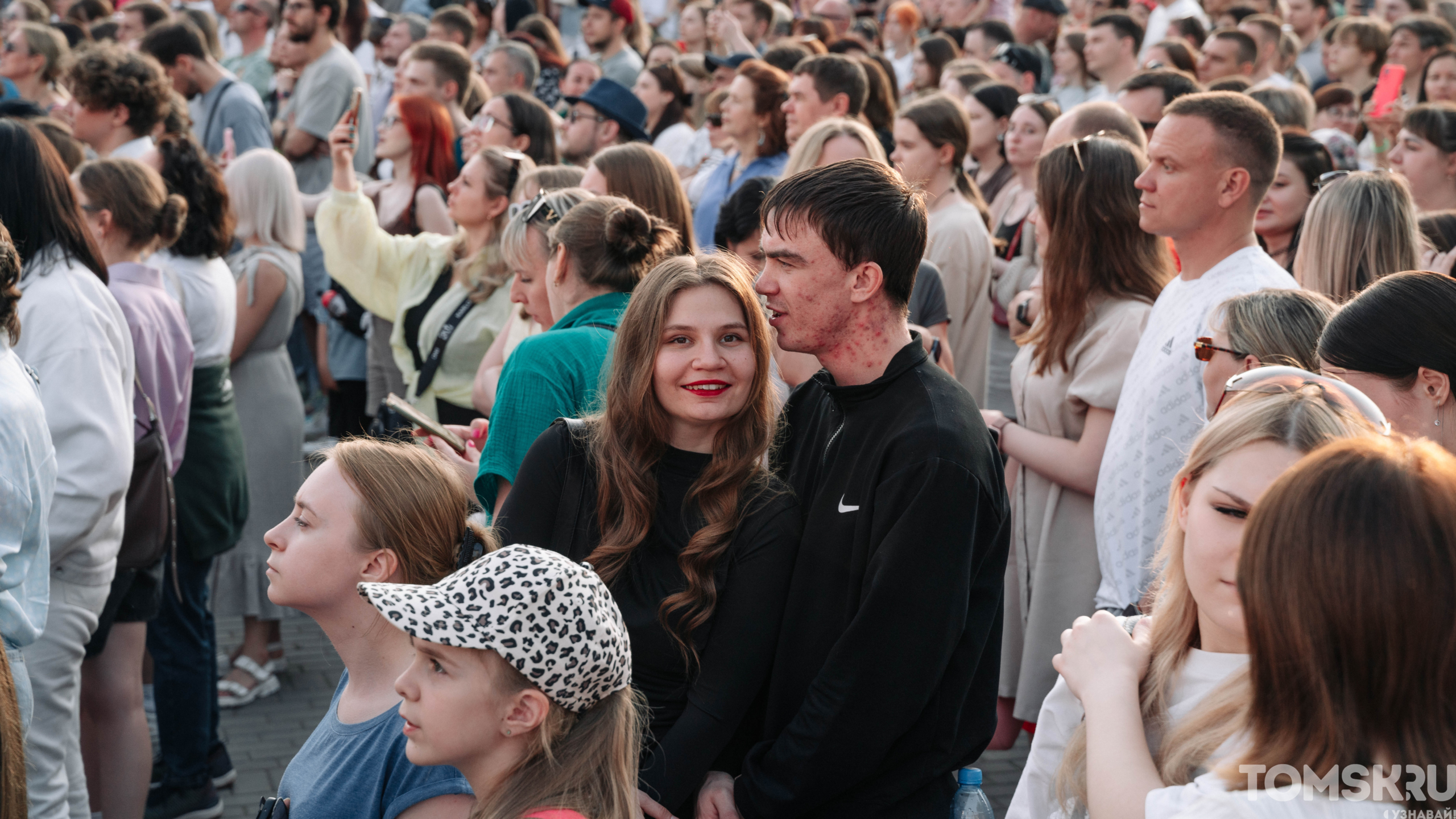 Лето, отдых и концерт: вечерний фоторепортаж со Дня города Томска
