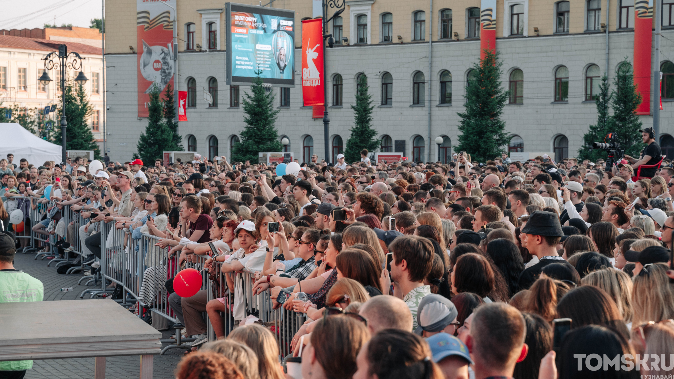 Лето, отдых и концерт: вечерний фоторепортаж со Дня города Томска