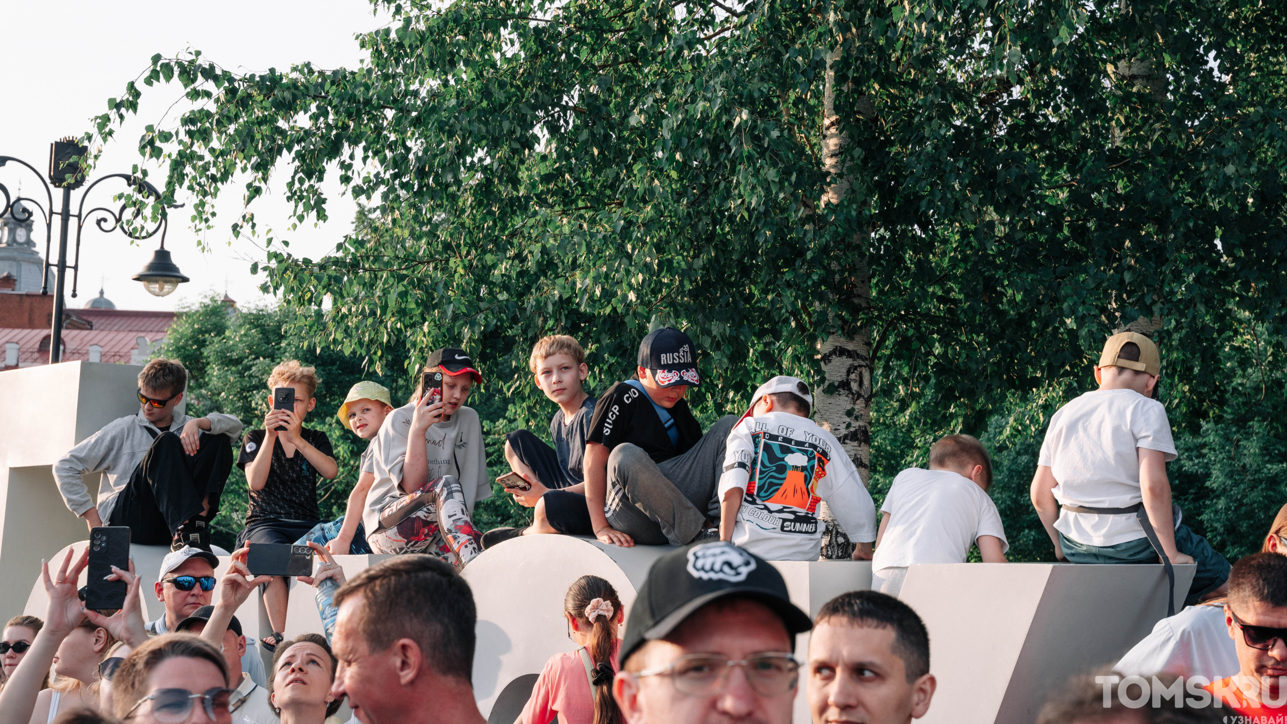 Лето, отдых и концерт: вечерний фоторепортаж со Дня города Томска