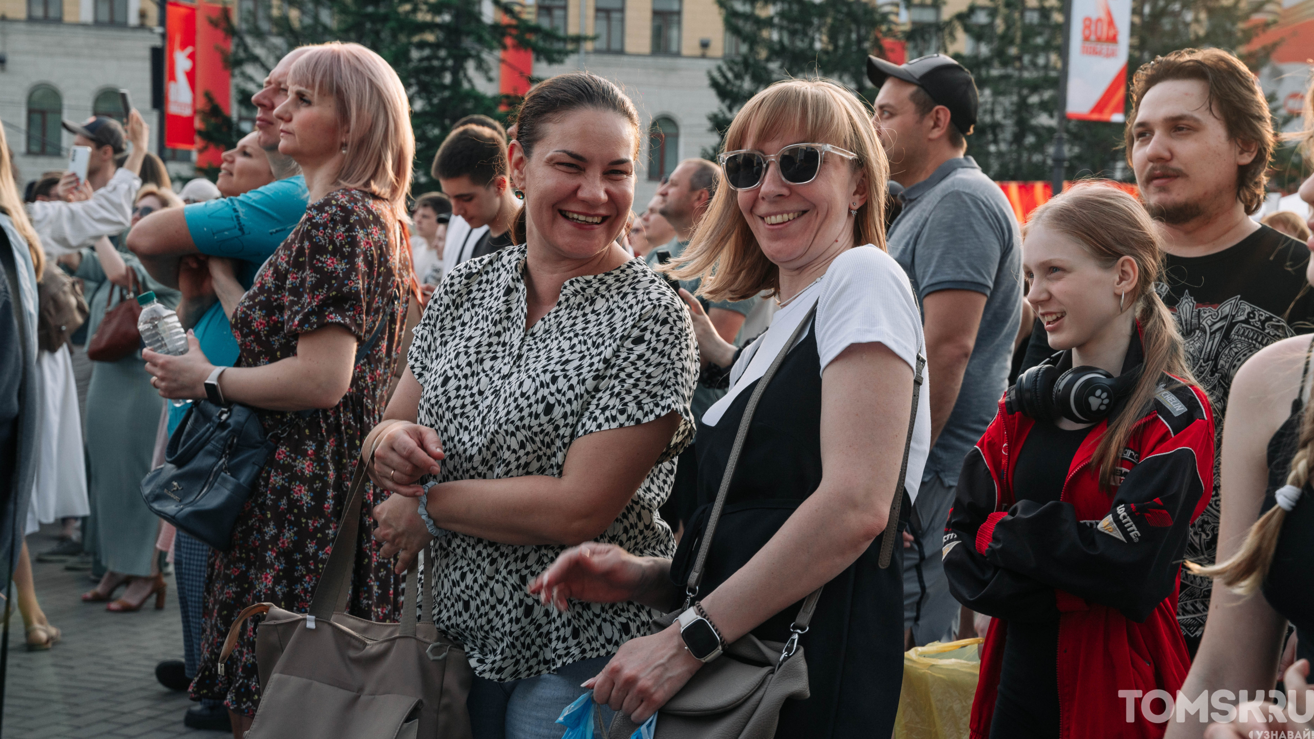 Лето, отдых и концерт: вечерний фоторепортаж со Дня города Томска