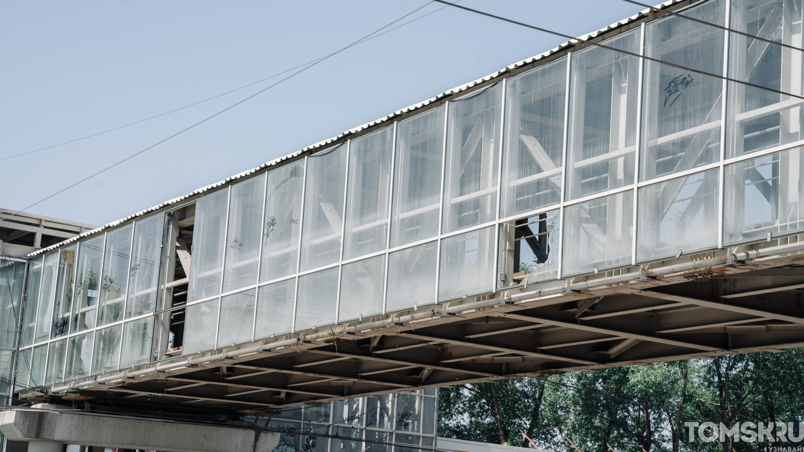 В Томске продолжается демонтаж незаконного надземного перехода