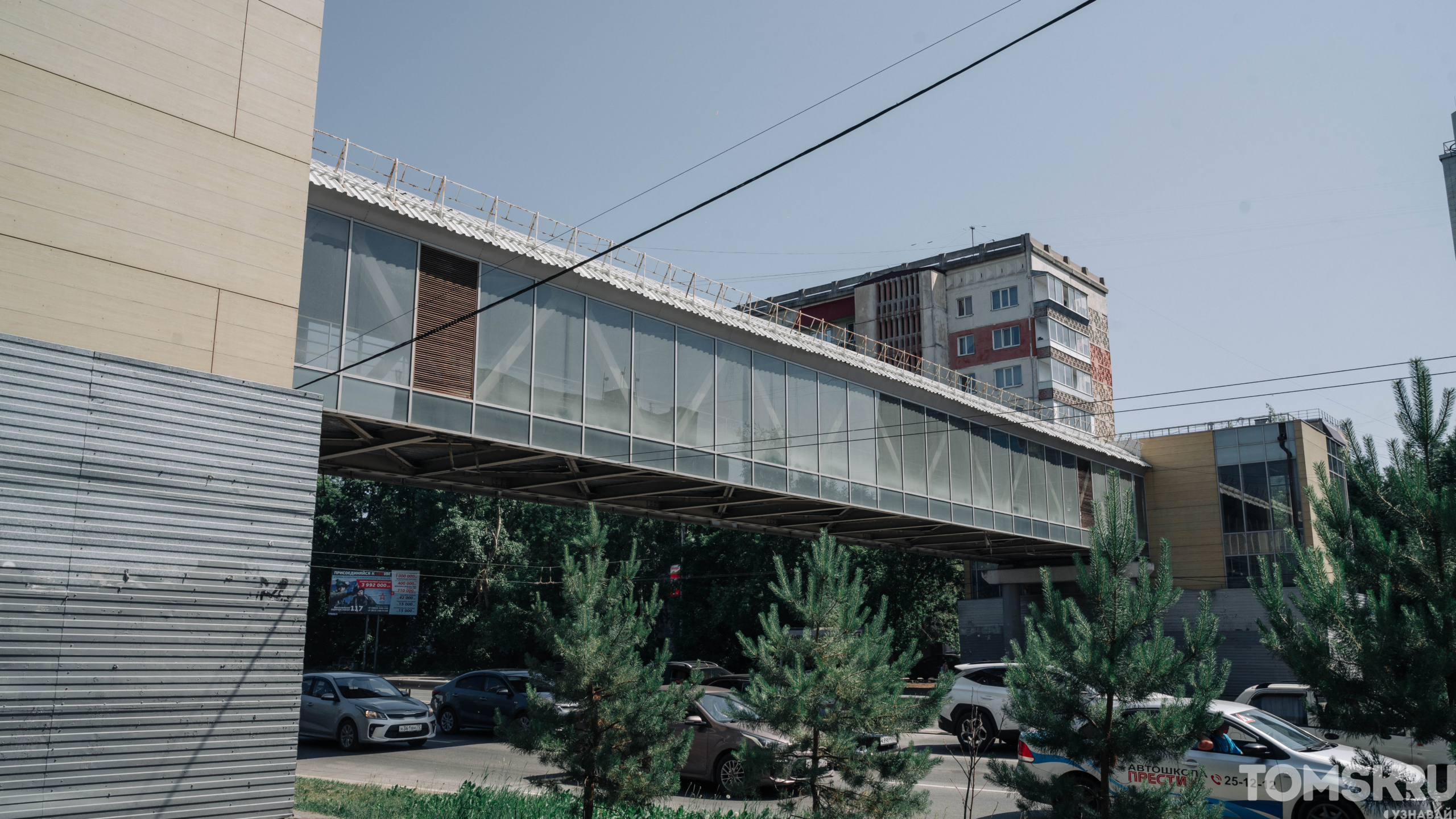 В Томске продолжается демонтаж незаконного надземного перехода
