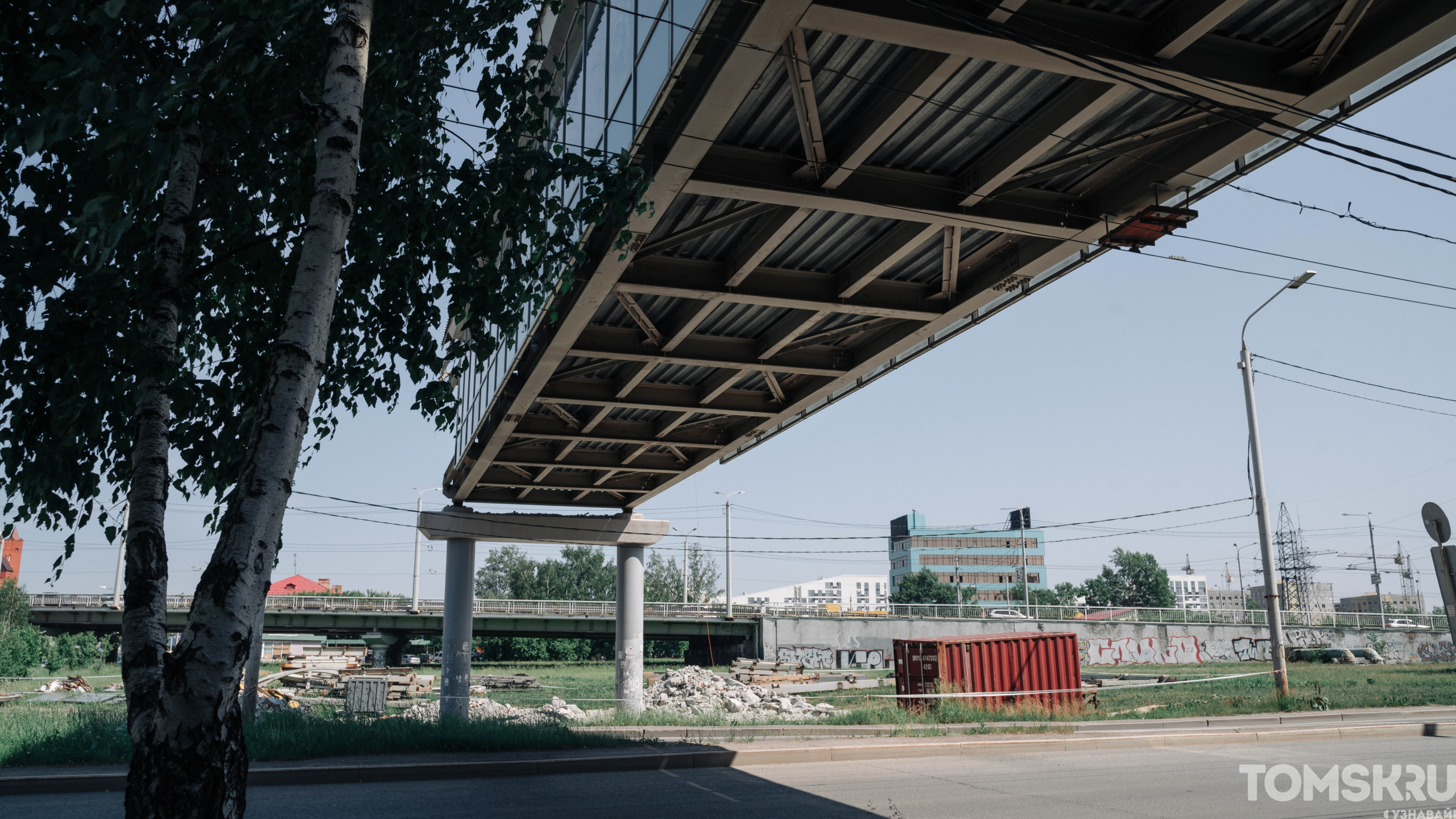 В Томске продолжается демонтаж незаконного надземного перехода