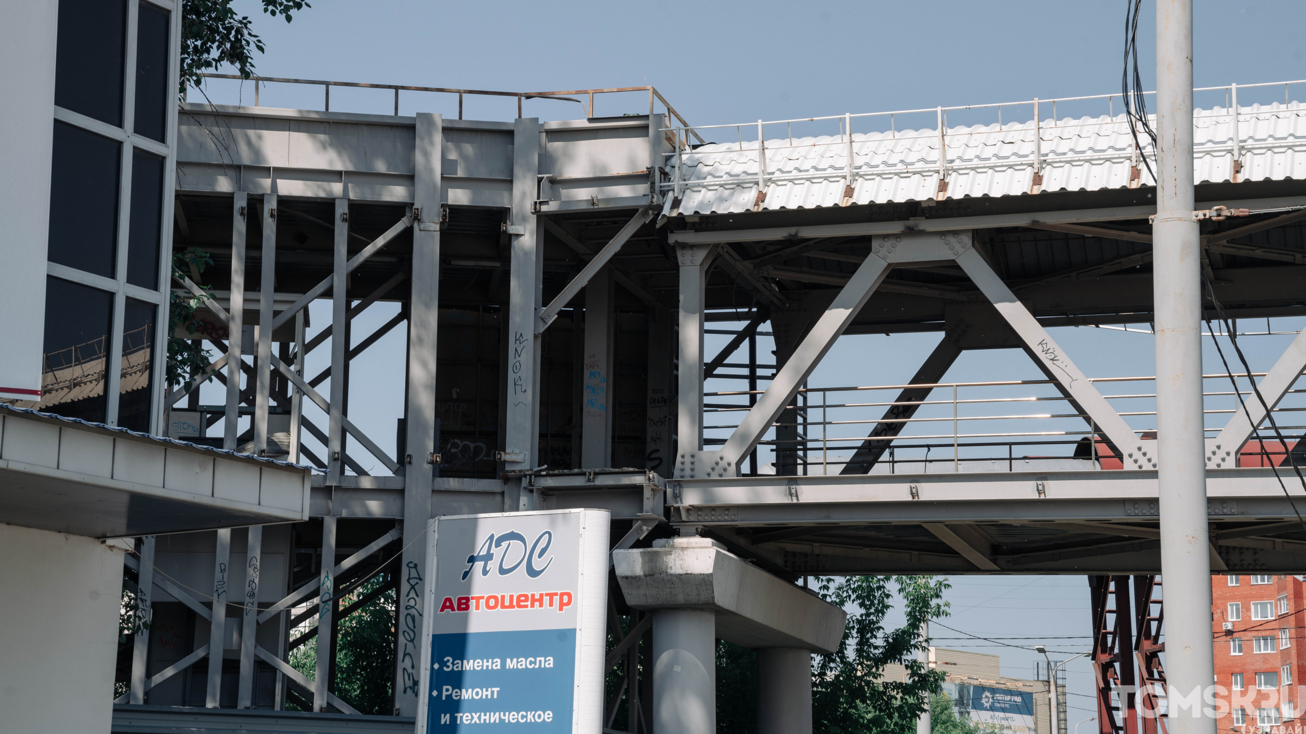 В Томске продолжается демонтаж незаконного надземного перехода