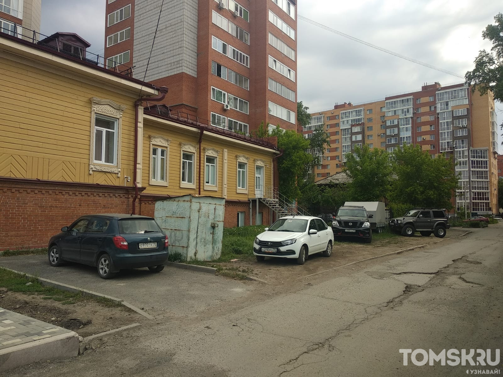 Мастера томской парковки: короли тротуара против героев газона