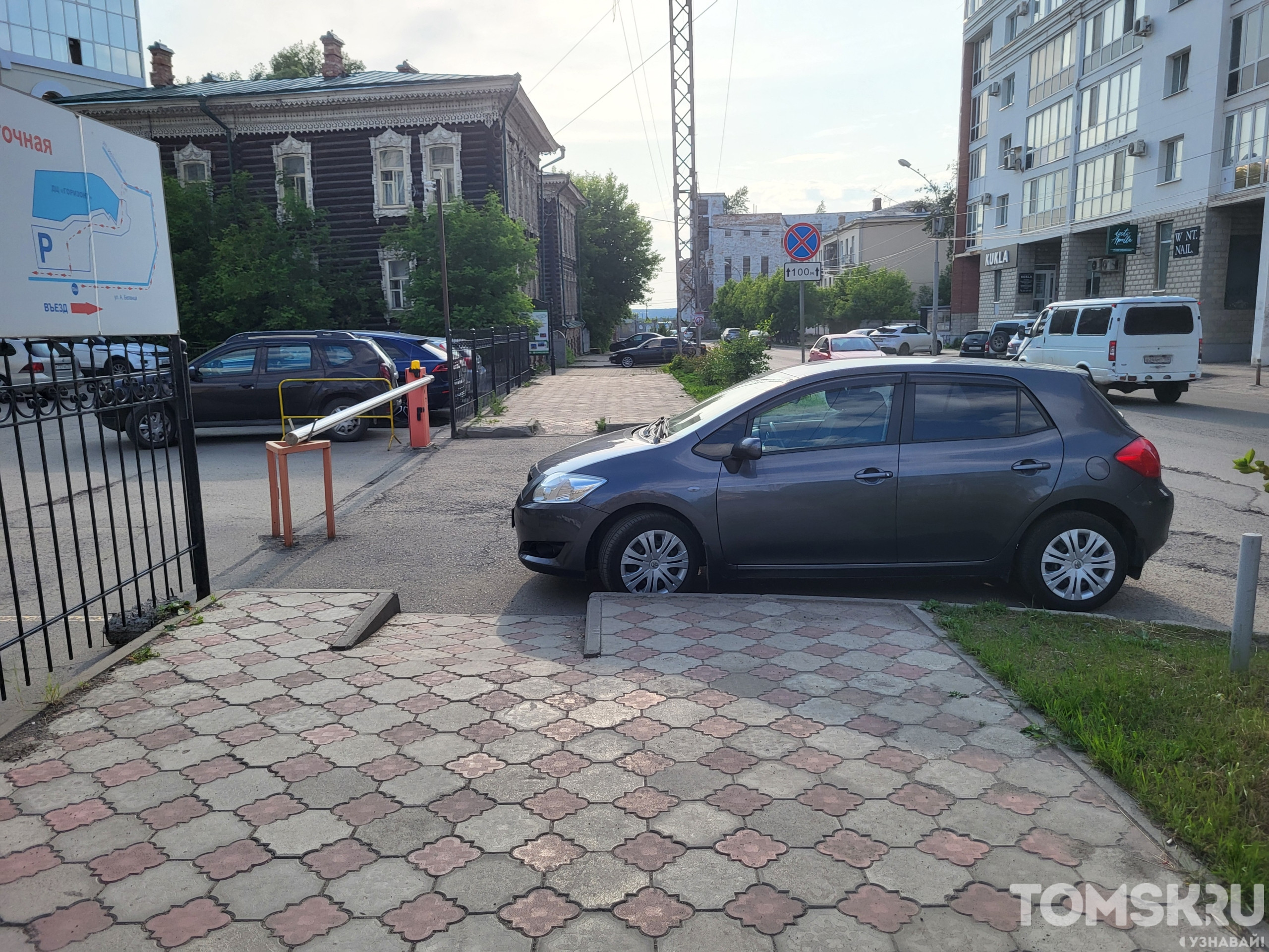 Мастера томской парковки: необычный автобус и перекрытый шлагбаум