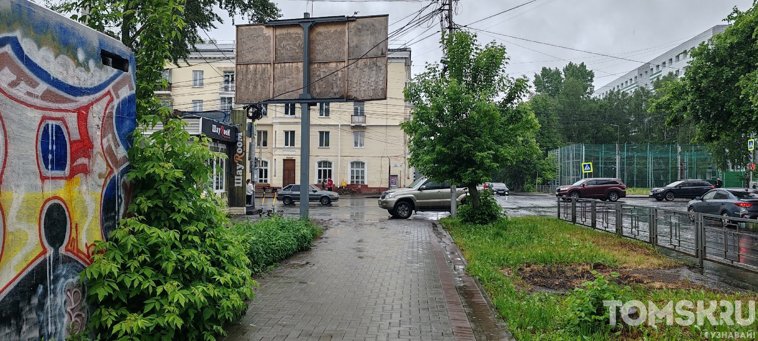Мастера томской парковки: прятки в кустах или заступ за линию
