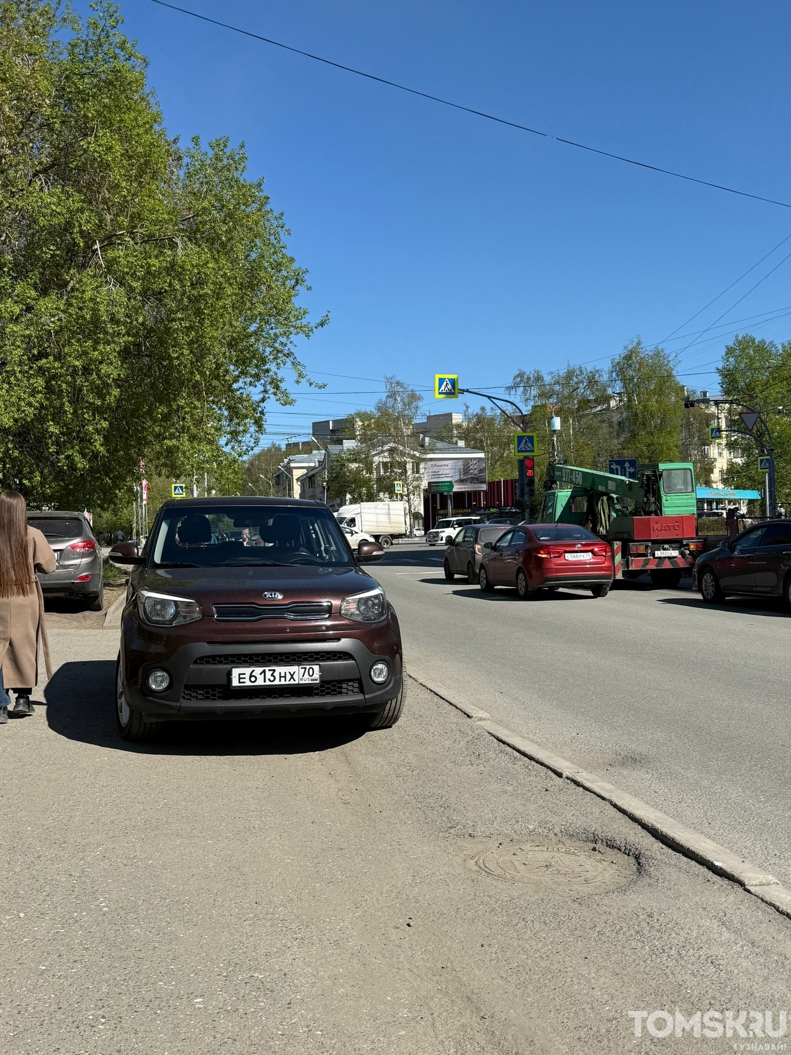 Мастера томской парковки: короли тротуара против героев газона