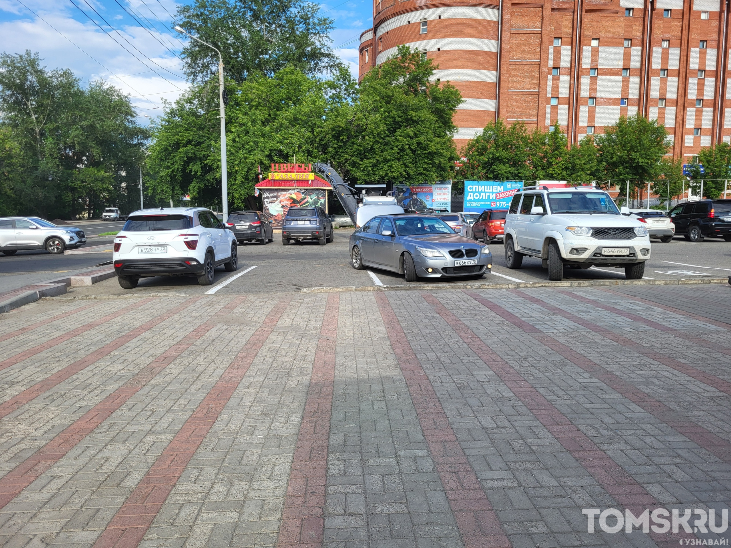Мастера томской парковки: борьба за тротуар или водитель BMW